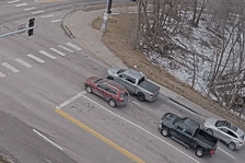 Đang dừng đèn đỏ, hai xế hộp bất ngờ bị hố tử thần 'nuốt chửng'