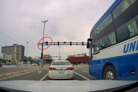 Đèn tín hiệu 'nhảy múa' giữa ngã tư ở Đà Nẵng khiến xe Audi suýt gây tai nạn