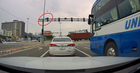Đèn tín hiệu đột ngột chuyển đỏ, tài xế Audi phanh gấp thoát hiểm ở Đà Nẵng