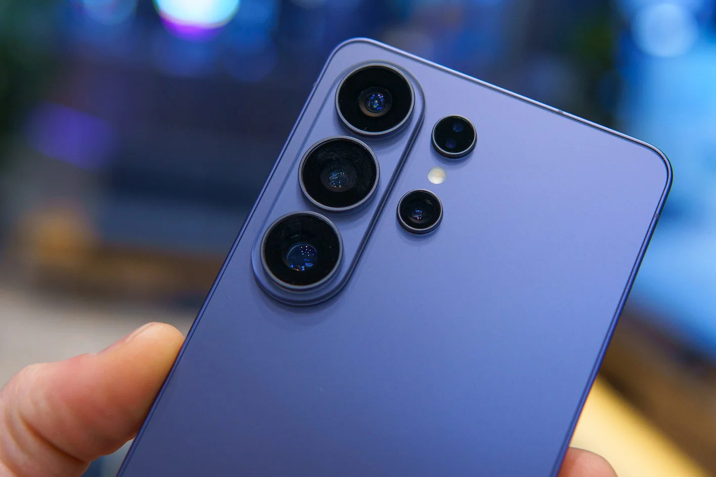 Galaxy S27 sẽ được trang bị pin silicon-carbon dung lượng lớn?