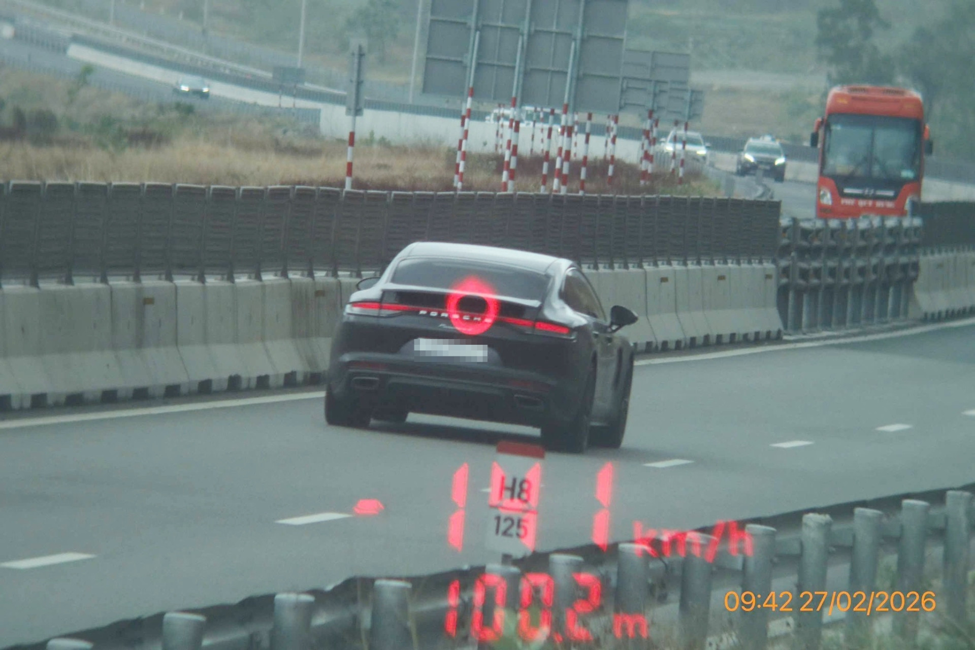 Xử phạt chủ xe Porsche chạy 141 km/h trên cao tốc Cam Lâm - Vĩnh Hảo