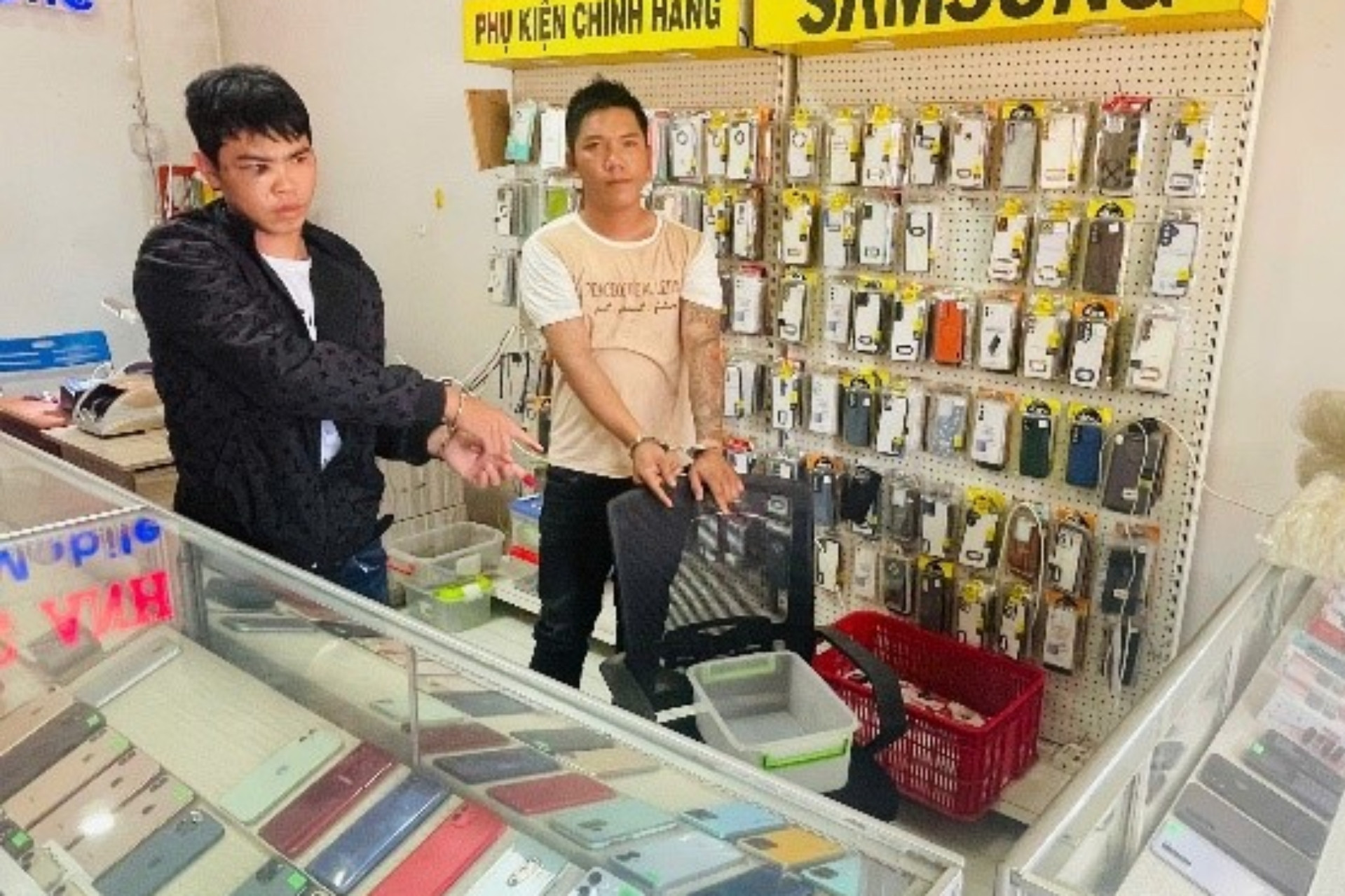 Hai kẻ nghiện ma túy phá hỏng camera, đột nhập cửa hàng trộm 17 điện thoại