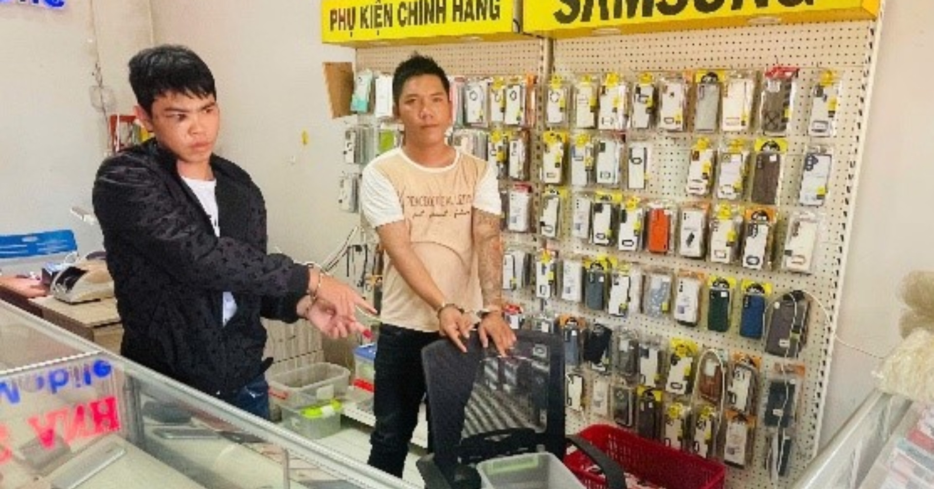 Hai kẻ nghiện ma túy phá hỏng camera, đột nhập cửa hàng trộm 17 điện thoại