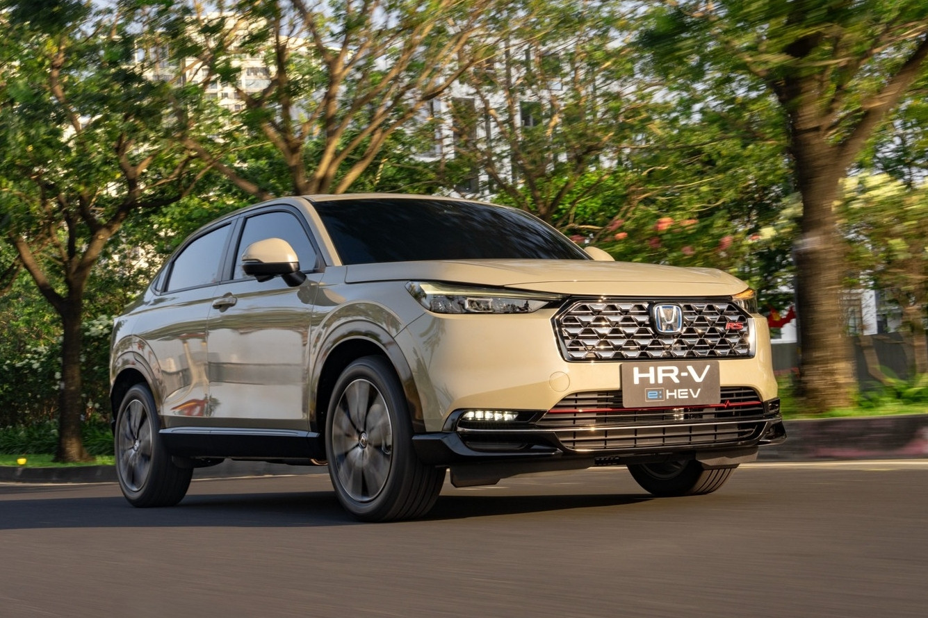 Hàng loạt ô tô hybrid giảm giá mạnh, siêu xe giảm hơn 300 triệu đồng