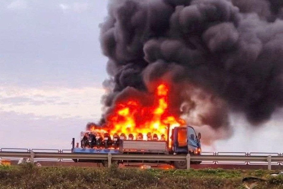 hiện trường cháy ô ô tải.jpg