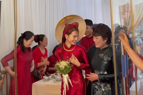 MC Huyền Trang VTV đeo vàng kín tay, đon đả bên mẹ chồng ở lễ ăn hỏi với Đức Huy