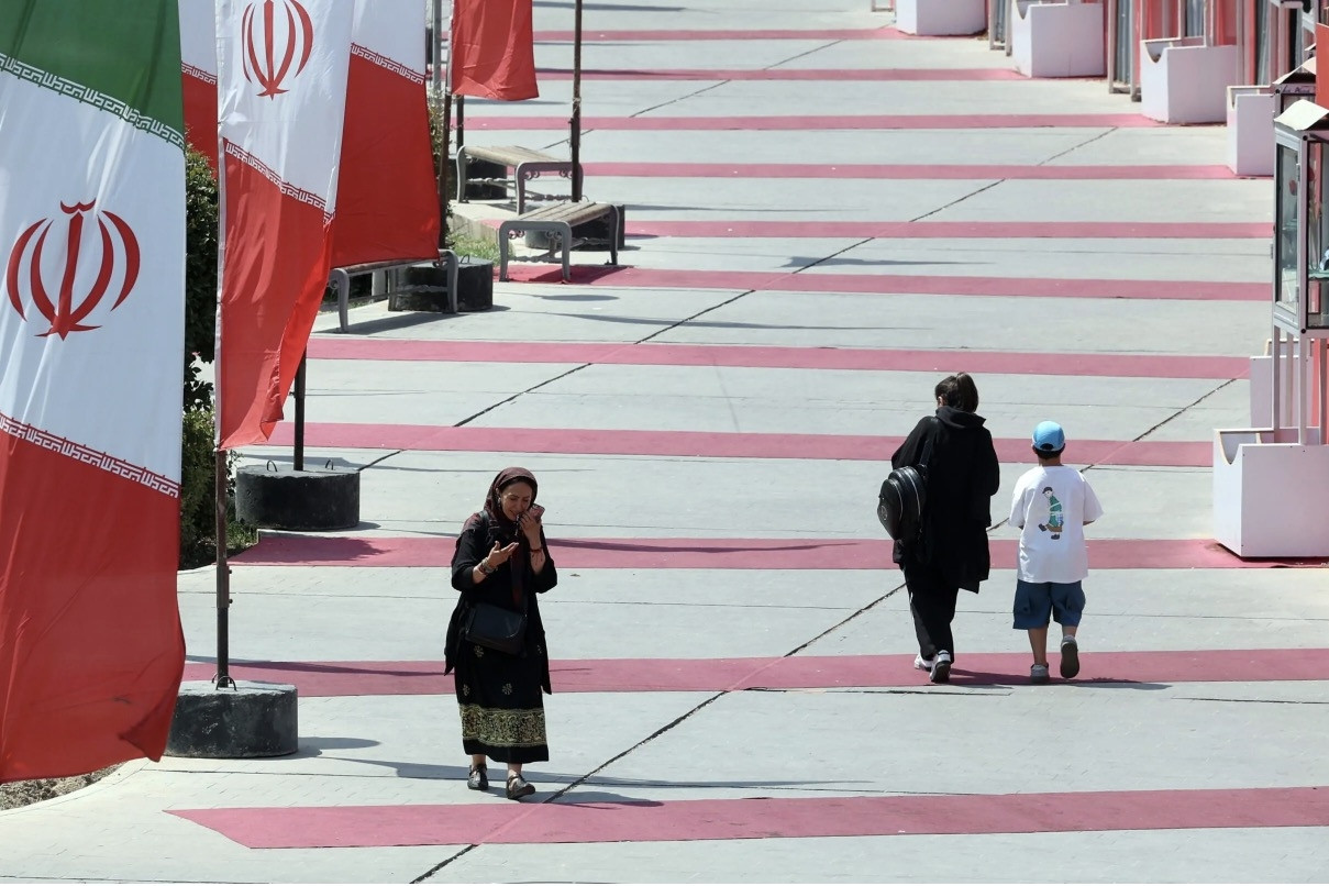 Một loạt quốc gia khuyến cáo công dân rời Iran và Israel