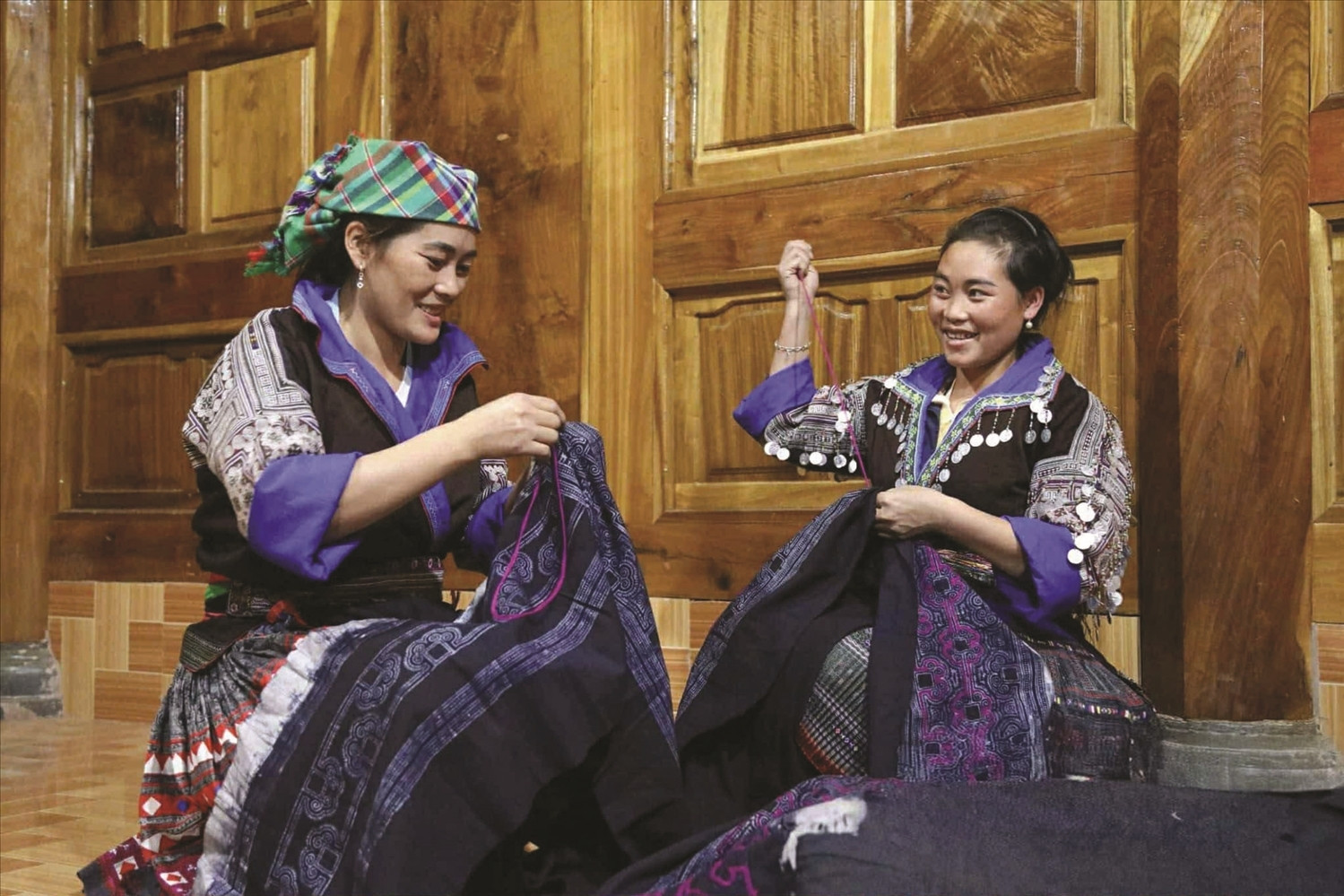  Người Mông bền bỉ gìn giữ nghề thêu, may trang phục truyền thống 