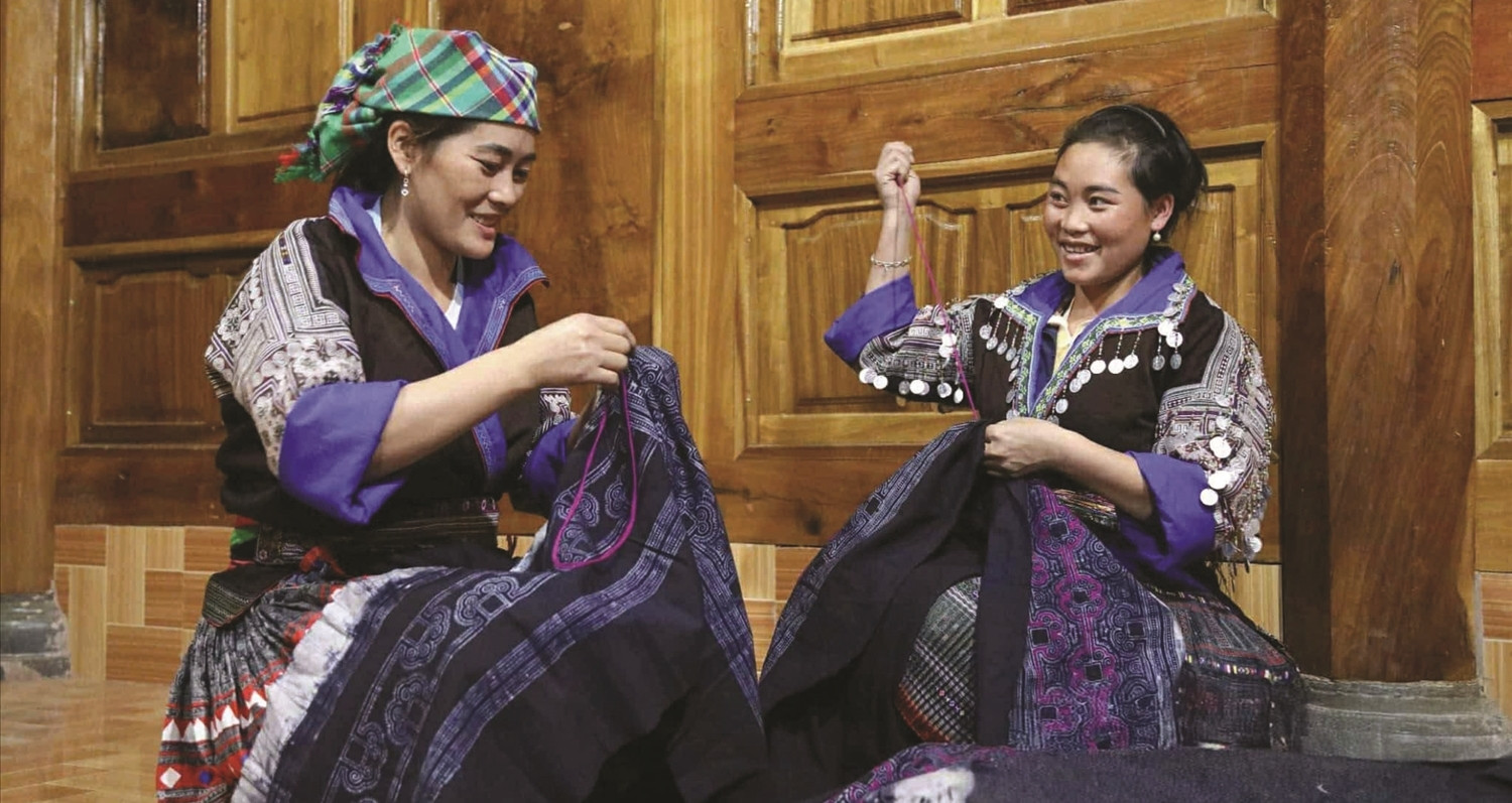 Người Mông bền bỉ gìn giữ nghề thêu, may trang phục truyền thống