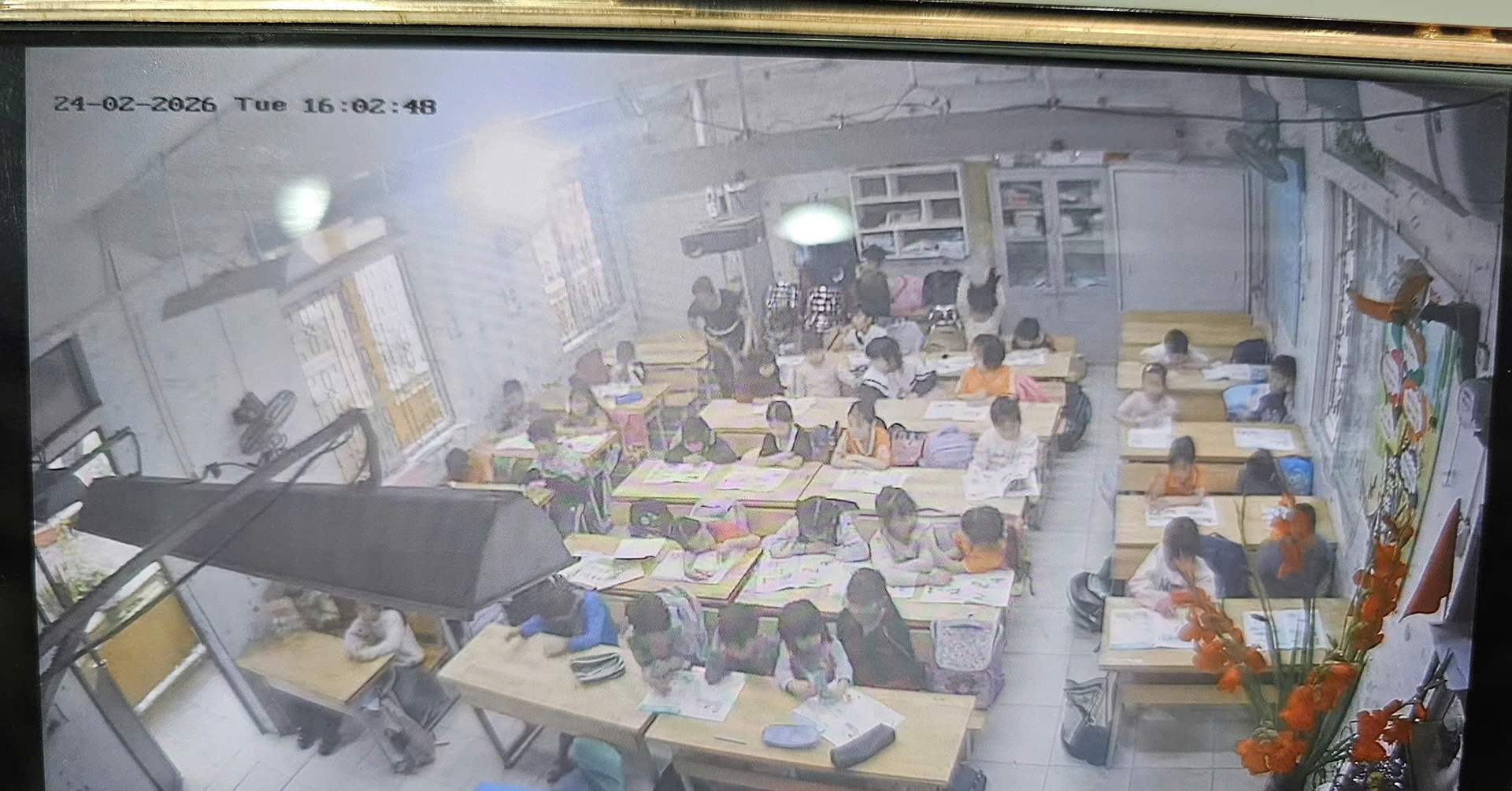 Nhà trường lý giải về tình huống giáo viên bị phản ánh phạt học sinh liếm đất