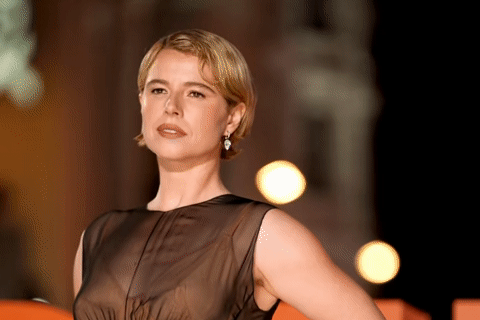 Nữ diễn viên 37 tuổi khoe dáng nóng bỏng với váy xuyên thấu