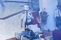 Nữ điều dưỡng nhanh trí cứu người bảo vệ siêu thị ngừng tim