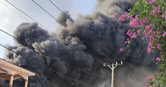 Bản tin cuối ngày 28/2: Cháy lớn tại kho nệm mút, cột khói cao hàng trăm mét