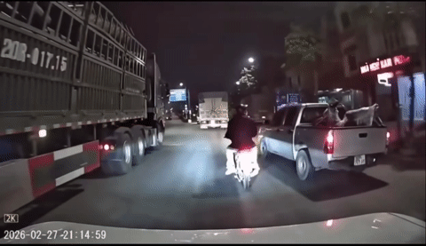 Công an xác minh clip ô tô bán tải chèn ngã người đi xe máy ở Hà Nội