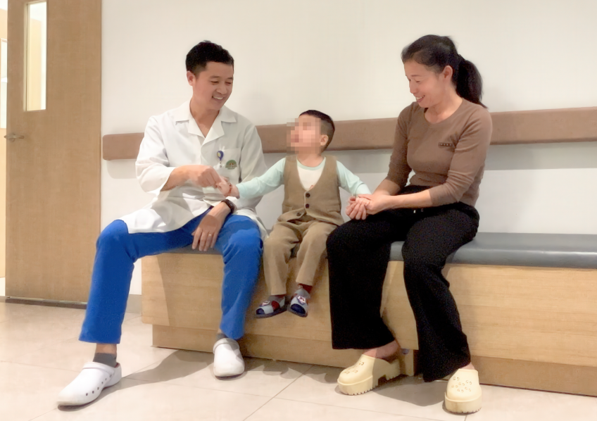 Bác sĩ Hà o cùng bé.png