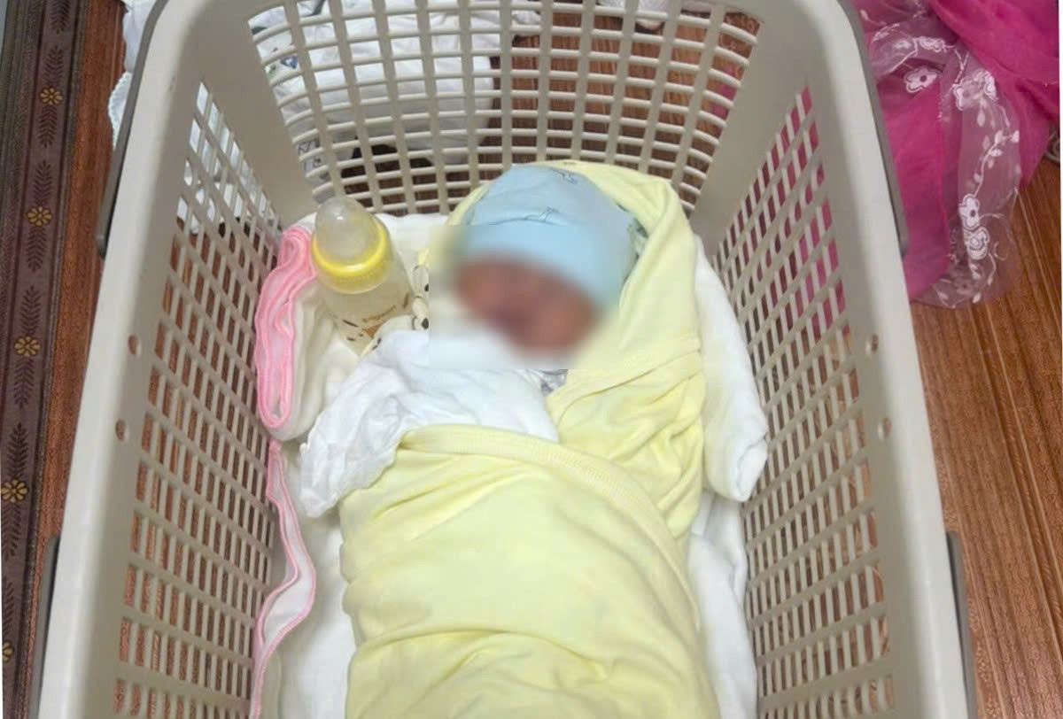 Bé trai 4 ngày tuổi bị bỏ rơi ở bụi chuối cạnh đường vào nghĩa trang