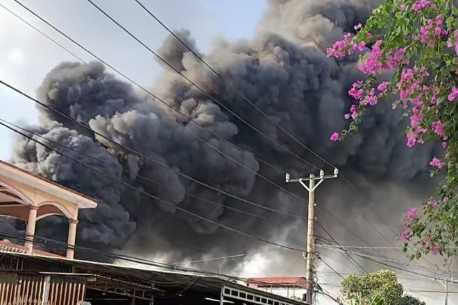 Cháy lớn tại kho nệm mút ở TPHCM, cột khói cao hàng trăm mét