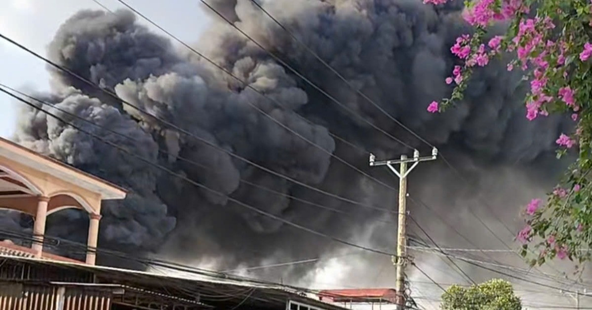 Cháy lớn tại kho nệm mút ở TPHCM, cột khói cao hàng trăm mét