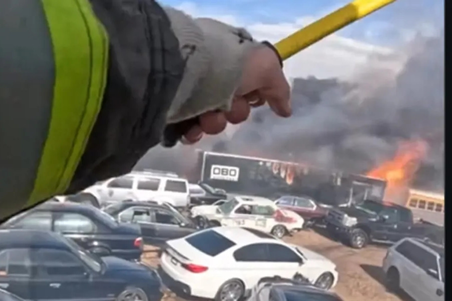 Cháy rừng thiêu rụi gần 150 ô tô, một tuyến cao tốc phải đóng cửa