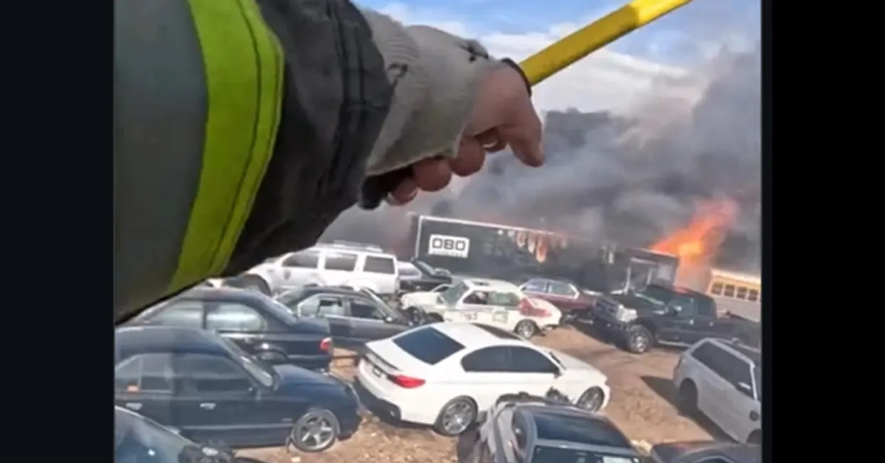 Cháy rừng thiêu rụi gần 150 ô tô, một tuyến cao tốc phải đóng cửa