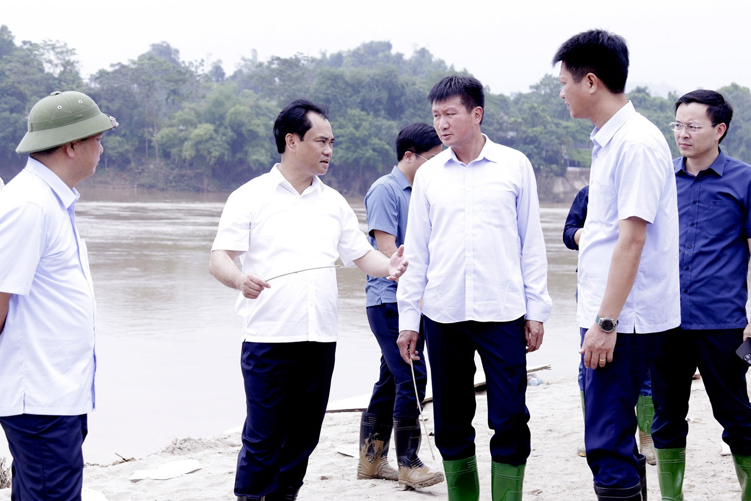 Chuyến thị sát ở rốn lũ và quyết sách trị thủy 'thuận thiên' ven sông Hồng