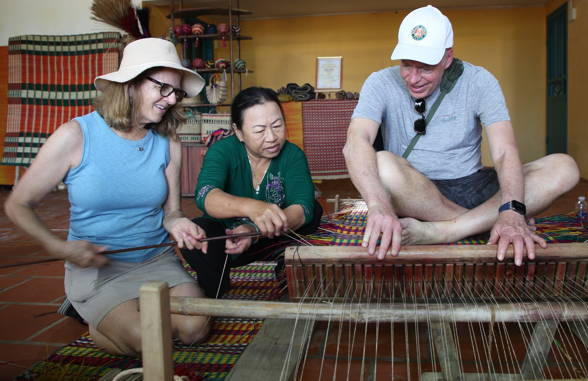 Du khách nước ngoài học làm mộc, dệt chiếu cói ở làng nghề hơn 500 năm tuổi