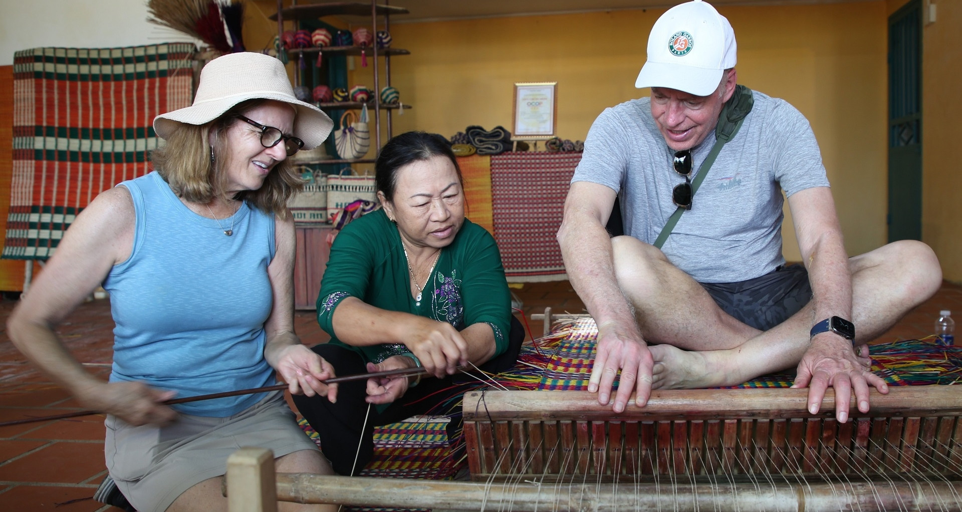 Du khách nước ngoài học làm mộc, dệt chiếu cói ở làng nghề hơn 500 năm tuổi