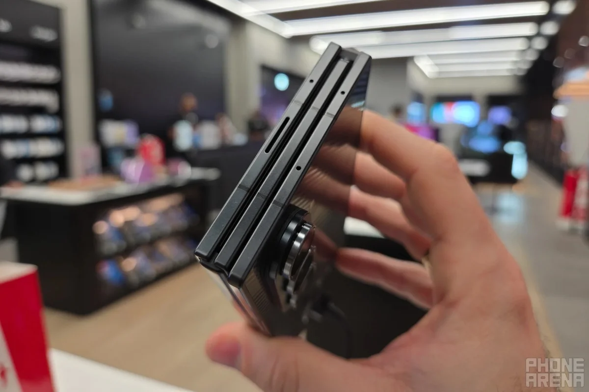 Galaxy Z TriFold 4.png