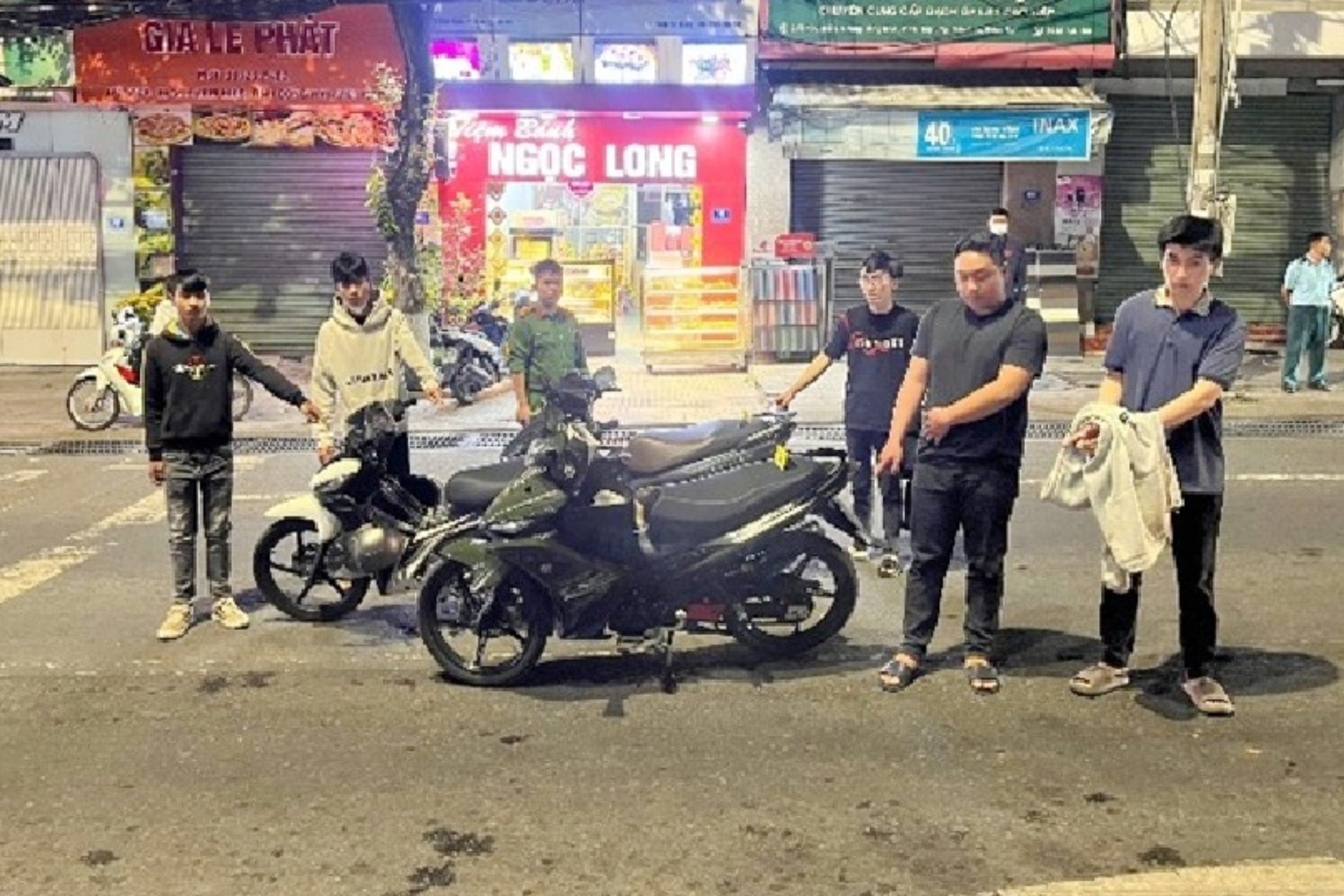 Giả danh công an, 3 thanh niên chặn xe người đi đường để 'xử phạt'