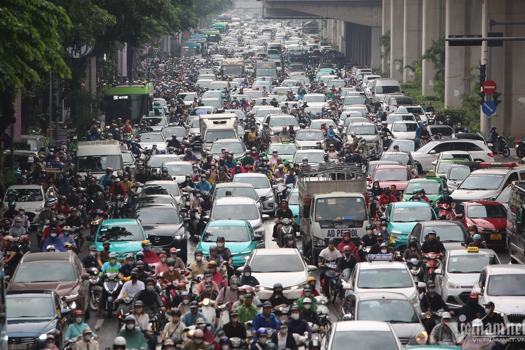 Hà Nội đưa ra lộ trình chuyển 100% taxi chạy xăng, dầu sang xe điện