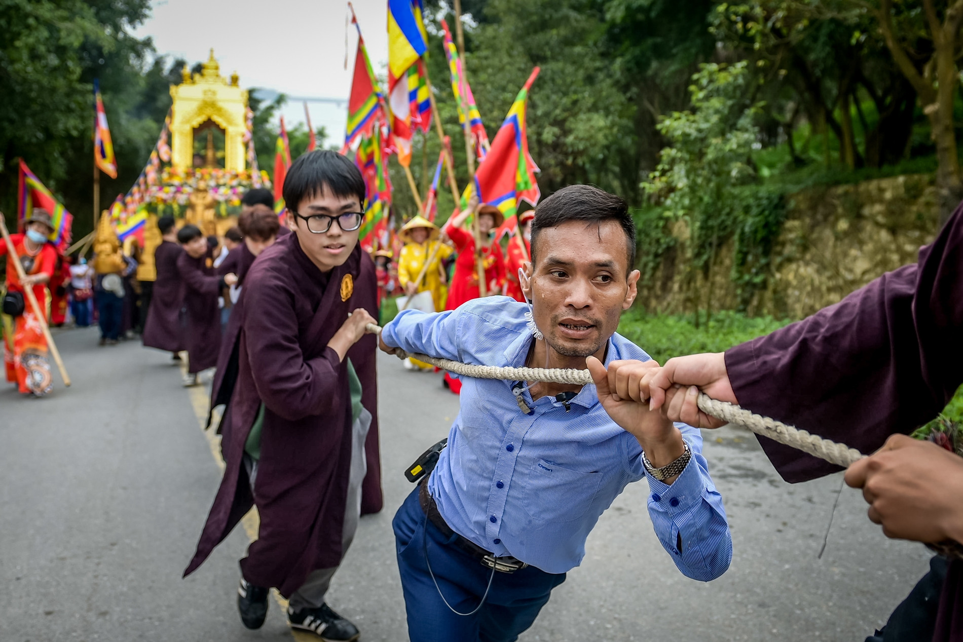Hàng chục người kéo xe rước nước nặng gần 1 tấn leo dốc tại lễ hội chùa Tam Chúc