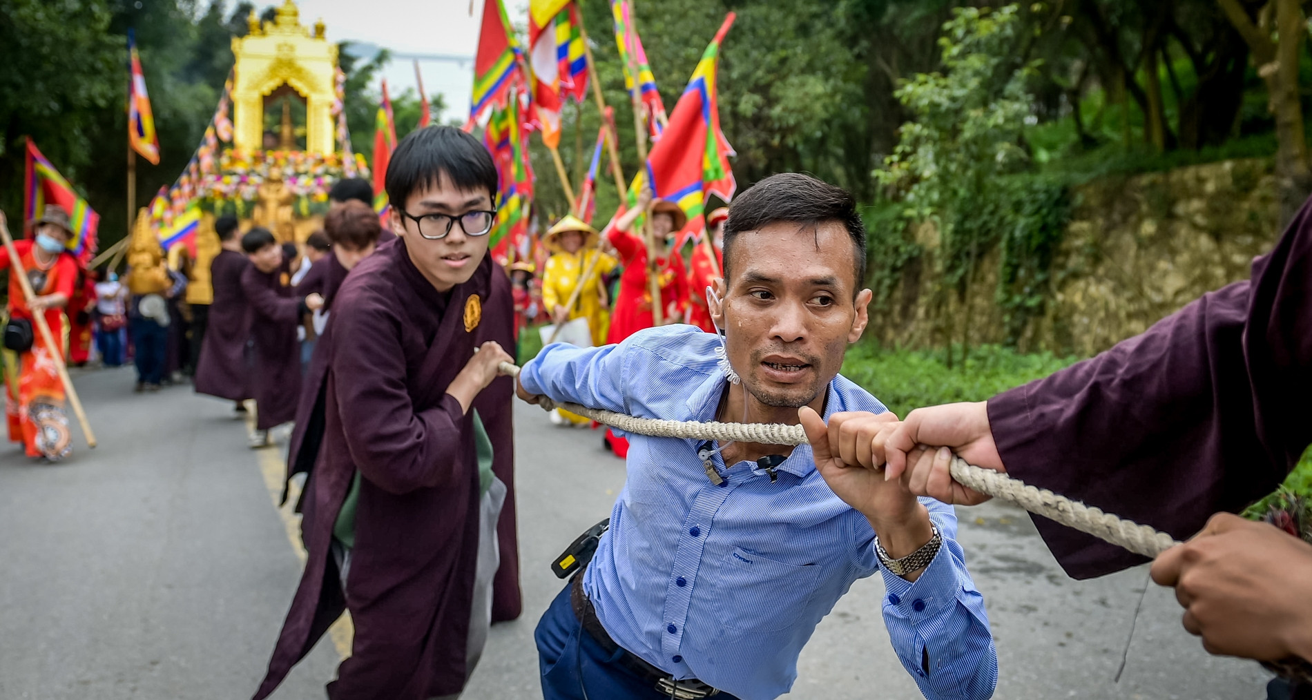 Hàng chục người kéo xe rước nước nặng gần 1 tấn leo dốc tại lễ hội chùa Tam Chúc