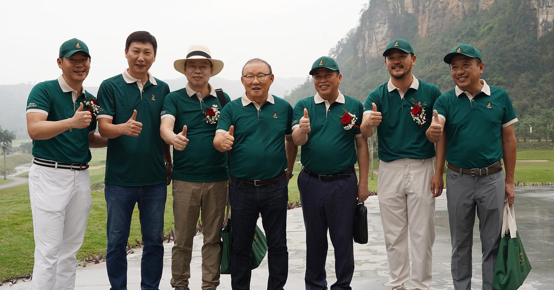 HLV Park Hang Seo tranh tài cùng các tuyển thủ golf Việt Nam