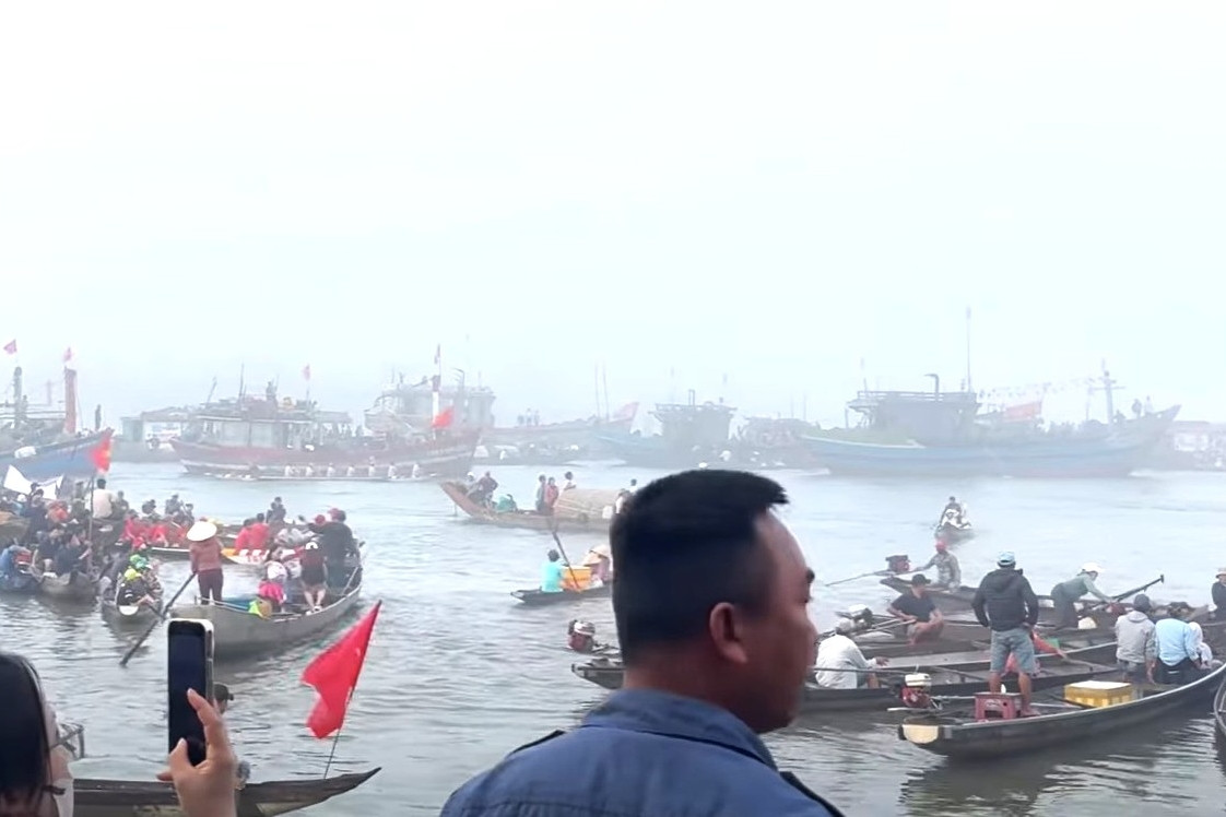 Lật thuyền khi xem đua ghe ở TP Huế, 2 mẹ con tử vong