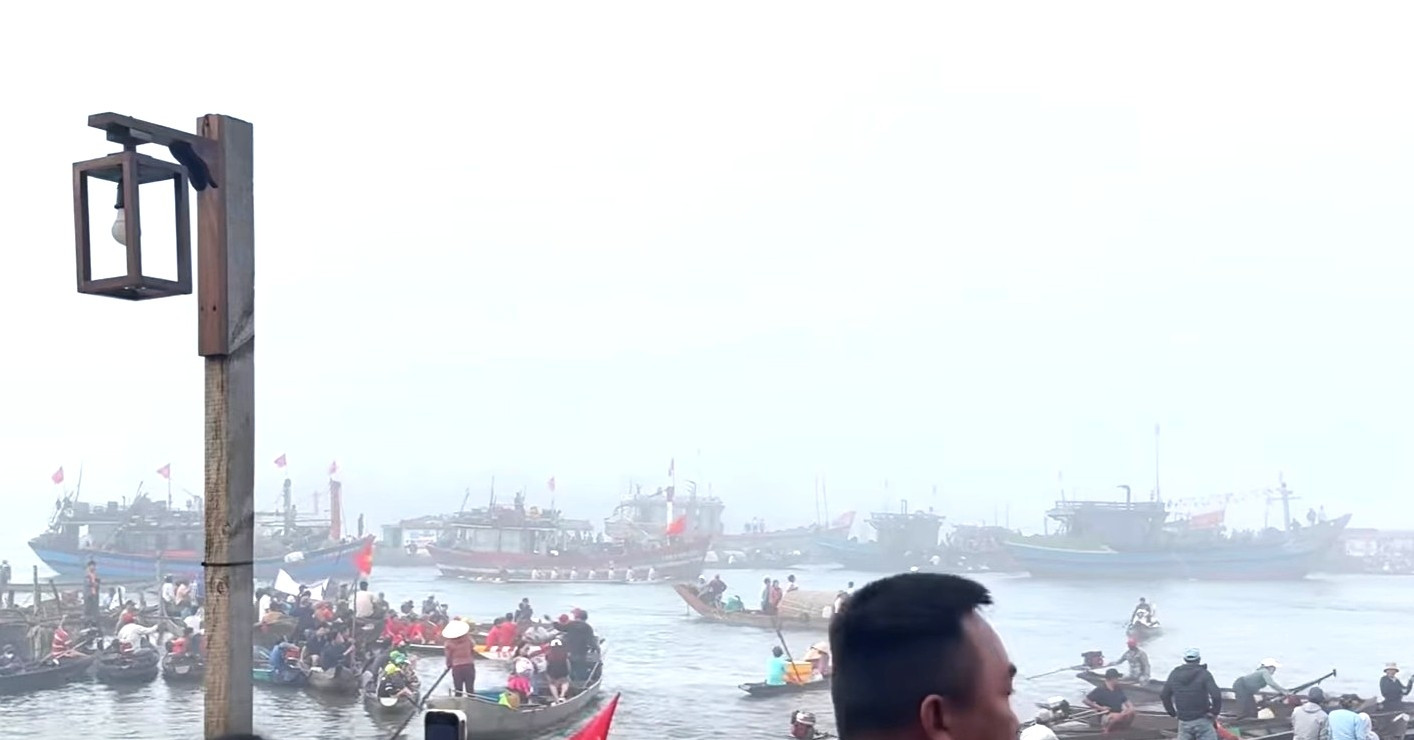 Lật thuyền khi xem đua ghe ở TP Huế, 2 mẹ con tử vong