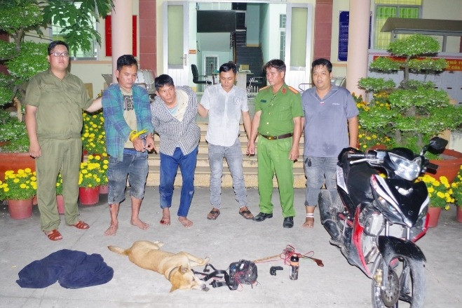 Nghi phạm trộm chó dùng súng điện, hơi cay chống trả công an khi bị phát hiện