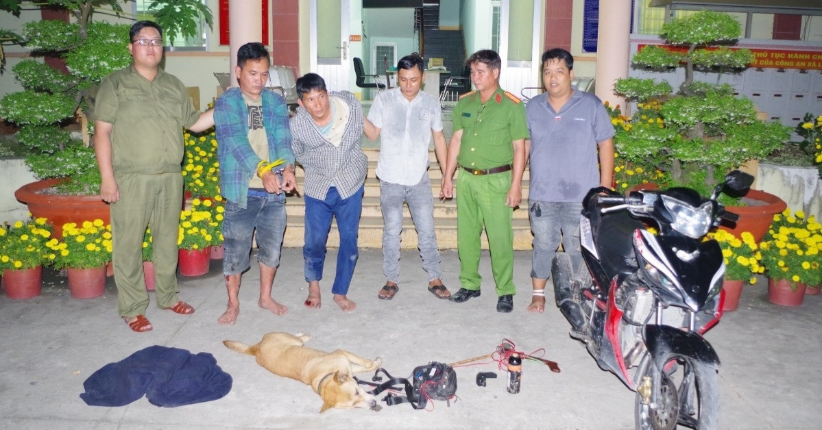 Nghi phạm trộm chó dùng súng điện, hơi cay chống trả công an khi bị phát hiện