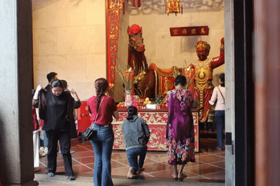 Người dân TPHCM xếp hàng chui qua bụng ngựa Xích thố cầu may mắn, tài lộc