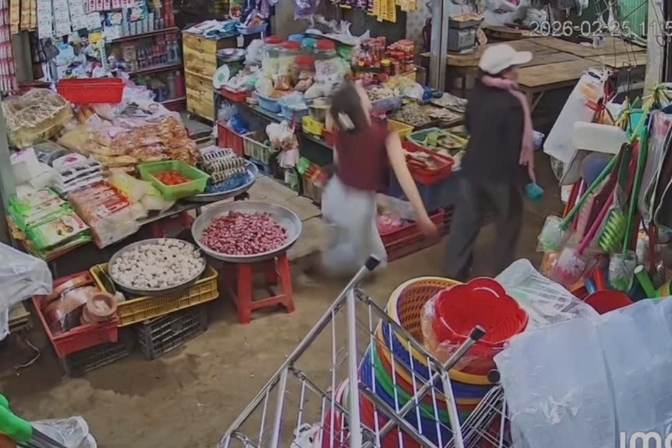 Nhìn vào điện thoại người lạ, nữ chủ tiệm tạp hóa bất ngờ ngất xỉu