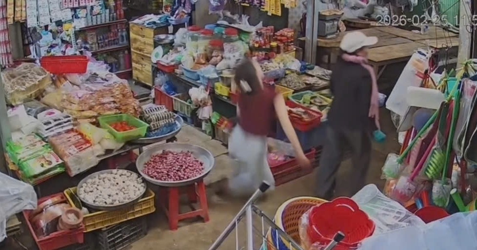 Nhìn vào điện thoại người lạ, nữ chủ tiệm tạp hóa bất ngờ ngất xỉu