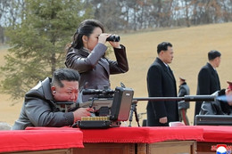 Ông Kim Jong Un và con gái trải nghiệm súng bắn tỉa mới của Triều Tiên