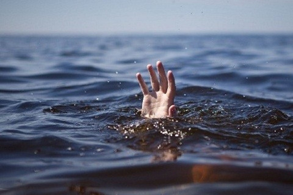 Phát hiện thai phụ cùng con gái 4 tuổi tử vong dưới hồ nước