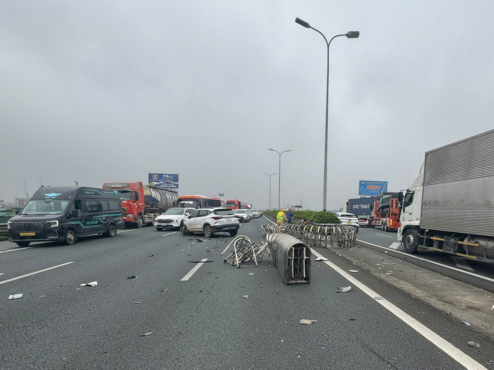 4 ô tô va chạm liên hoàn trên cao tốc Pháp Vân - Cầu Giẽ, ùn tắc hai chiều