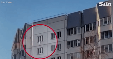 Rơi từ tầng 10 chung cư, bé trai 18 tháng tuổi thoát chết thần kỳ