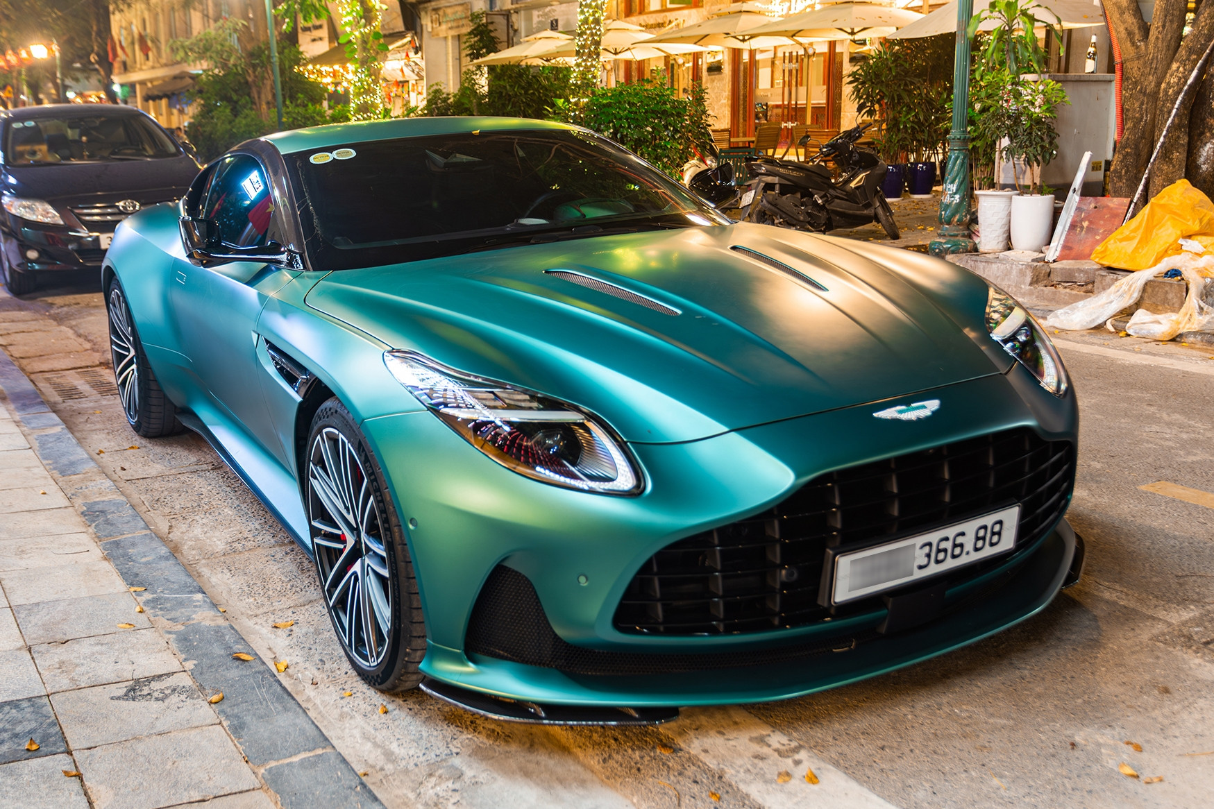 Siêu xe Aston Martin DB12 ở Hà Nội tiền trang bị bằng chiếc Mercedes-Benz C 300