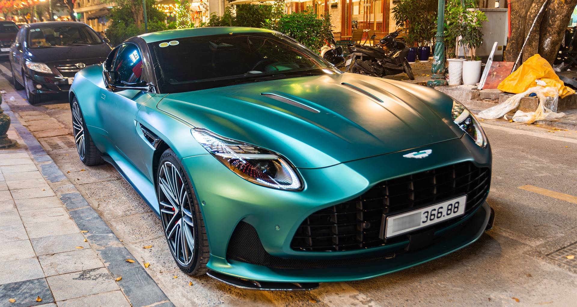 Siêu xe Aston Martin DB12 ở Hà Nội tiền trang bị bằng chiếc Mercedes-Benz C 300