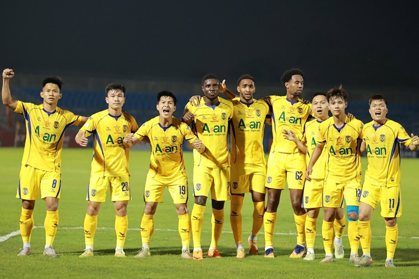 Thủ môn U23 Việt Nam giúp SLNA có 3 điểm, Đà Nẵng thắng to