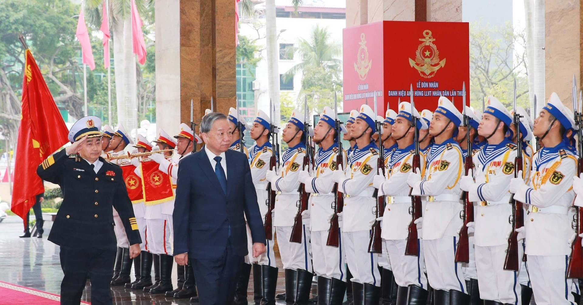 Tổng Bí thư trao danh hiệu Anh hùng Lực lượng vũ trang nhân dân cho Quân chủng Hải quân