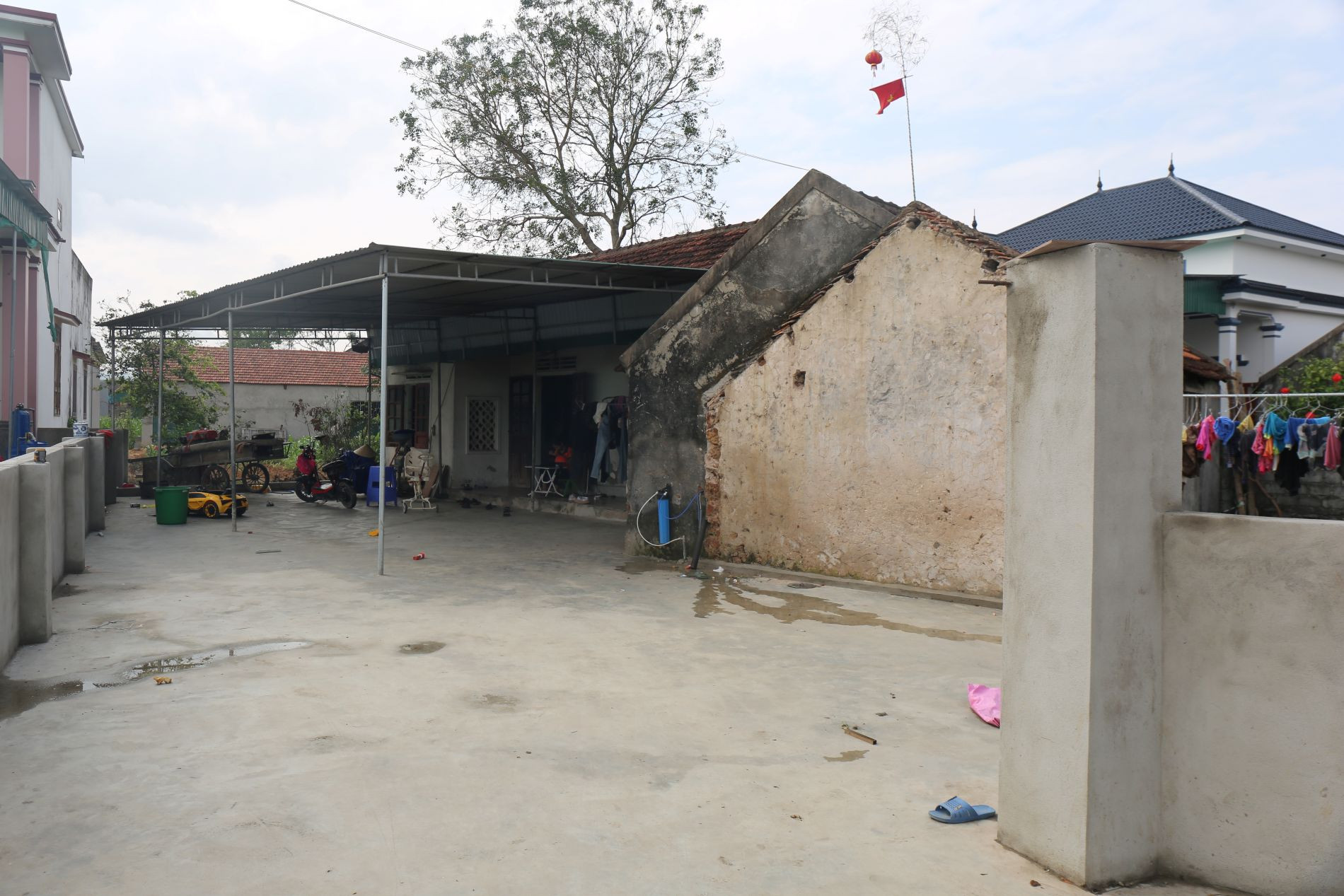 Trong mái nhà thấp bé này có 2 người đàn ông trụ cột đang chạy thận.JPG