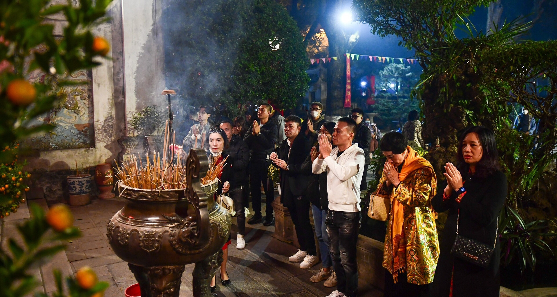 Vì sao người Việt quan niệm 'cúng cả năm không bằng Rằm tháng Giêng'?